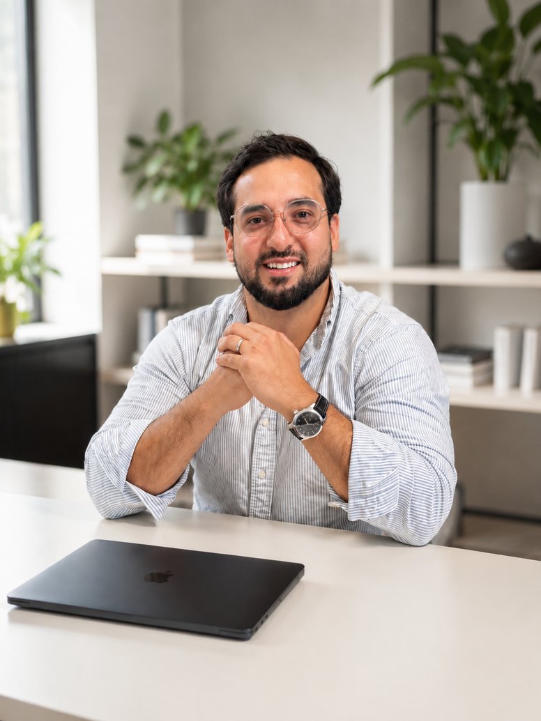 Hugo Abraham González López, agente de seguros